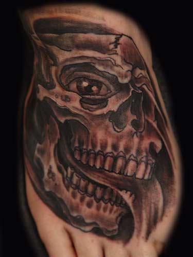 Tattoos skully on the footy