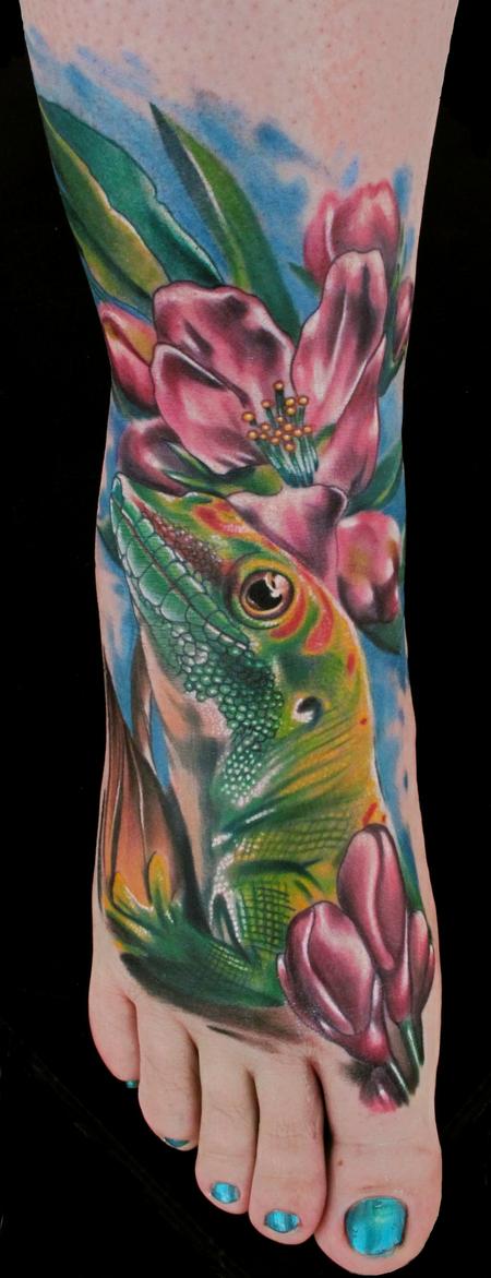Brent Olson - realistic color gecko with flowers tattoo. Brent Olson Art Junkies Tattoo