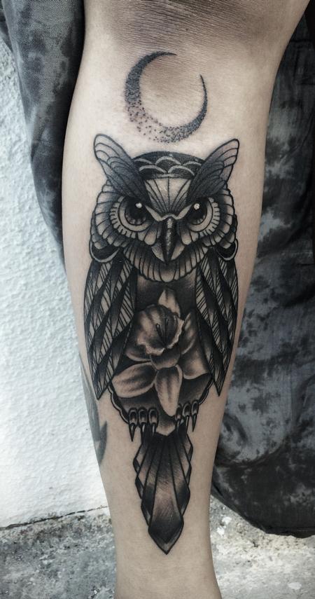 Frichard Adams - Traditional black an gray owl with daffodil tattoo, Frichard Adams Art Junkies Tattoo