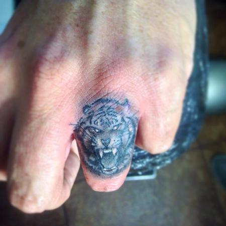 Jeff Norton - Tiger finger tattoo (cover up)