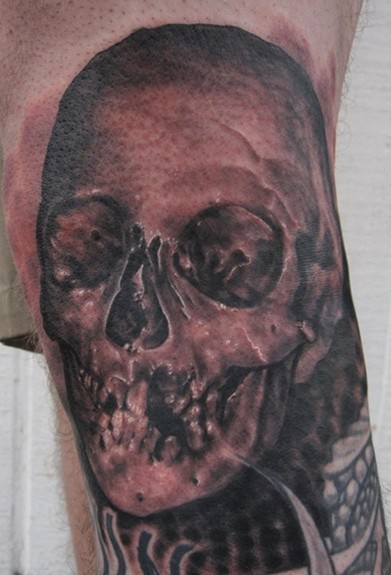 Jon von Glahn black and grey skull tattoo