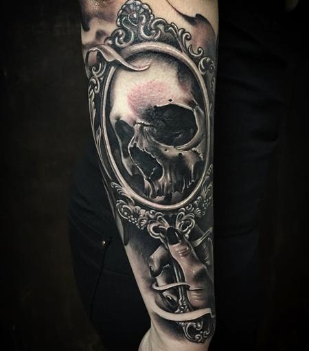 Tattoos - Realistic Mirror with Skull in Black and Gray - 127656