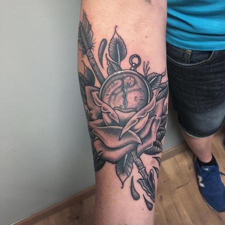 Tattoos - Rosa, Brújula y Flecha Tradicional en Negro - 128137