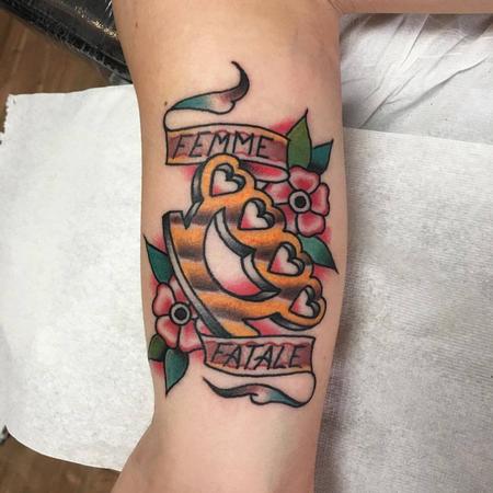 Tattoos - Puño Americano Con Lettering Estilo Tradicional - 130200