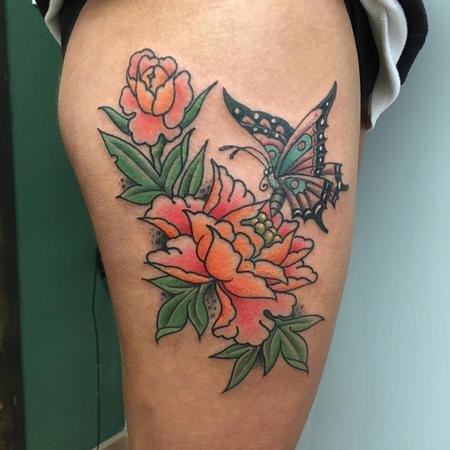 Tattoos - Peonias Estilo Tradicional Japonés a Color con una Mariposa - 131830