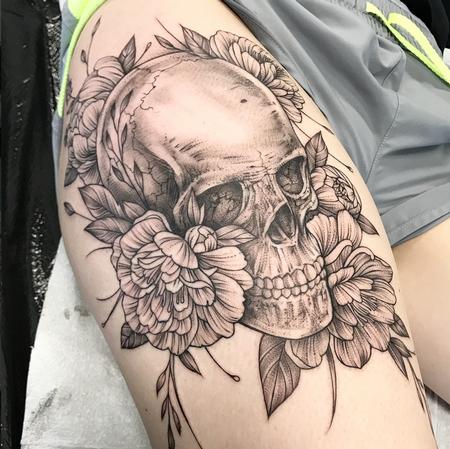 Michael Bales - SKULL AND FLORAL ON THIGH. INSTAGRAM @MICHAELBALESART
