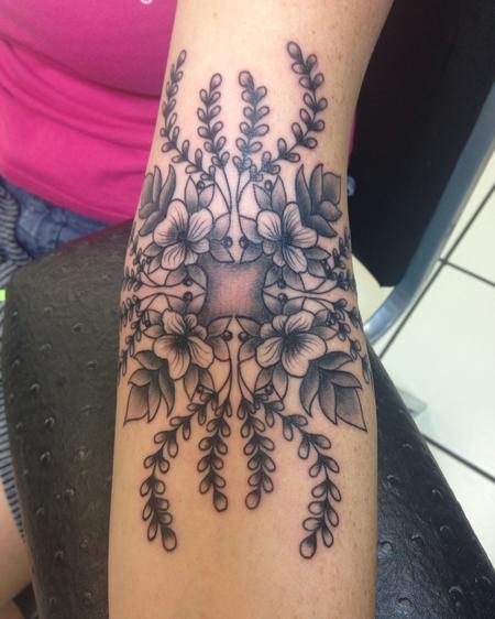 Rebecca Smith (Beccadoodletattoos)  - Wildflower mandala 