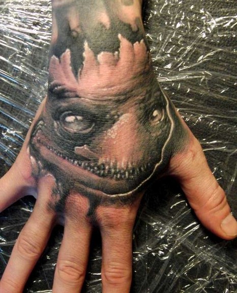 Tommy Lee Wendtner - creepy hand tattoo