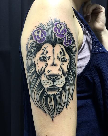 Tattoos - Bold lion with traditional roses - 126785