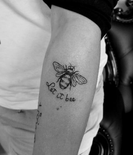Tattoos - Blackwork bee - 131549