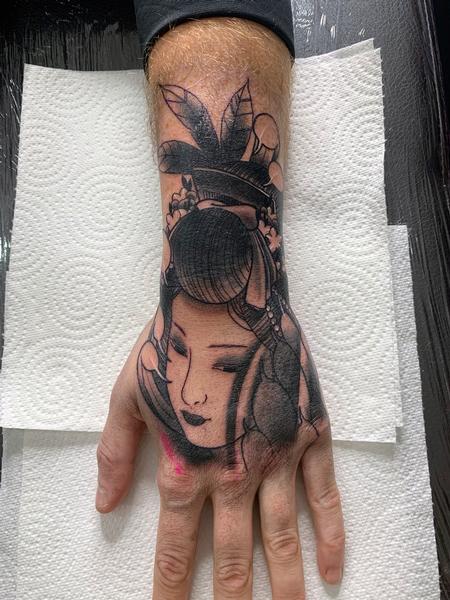 Alan Aldred - Geisha Hand Tattoo