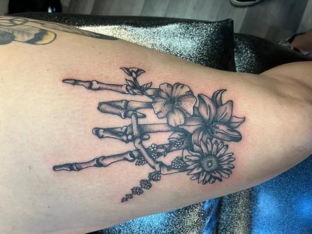 Tattoos - Flower hand - 145283