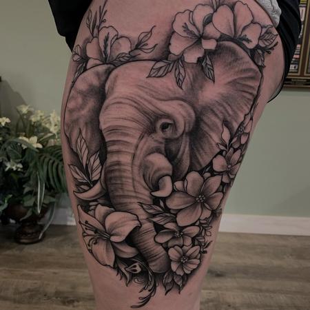 Hector Concepción - Elephant with Flowers 